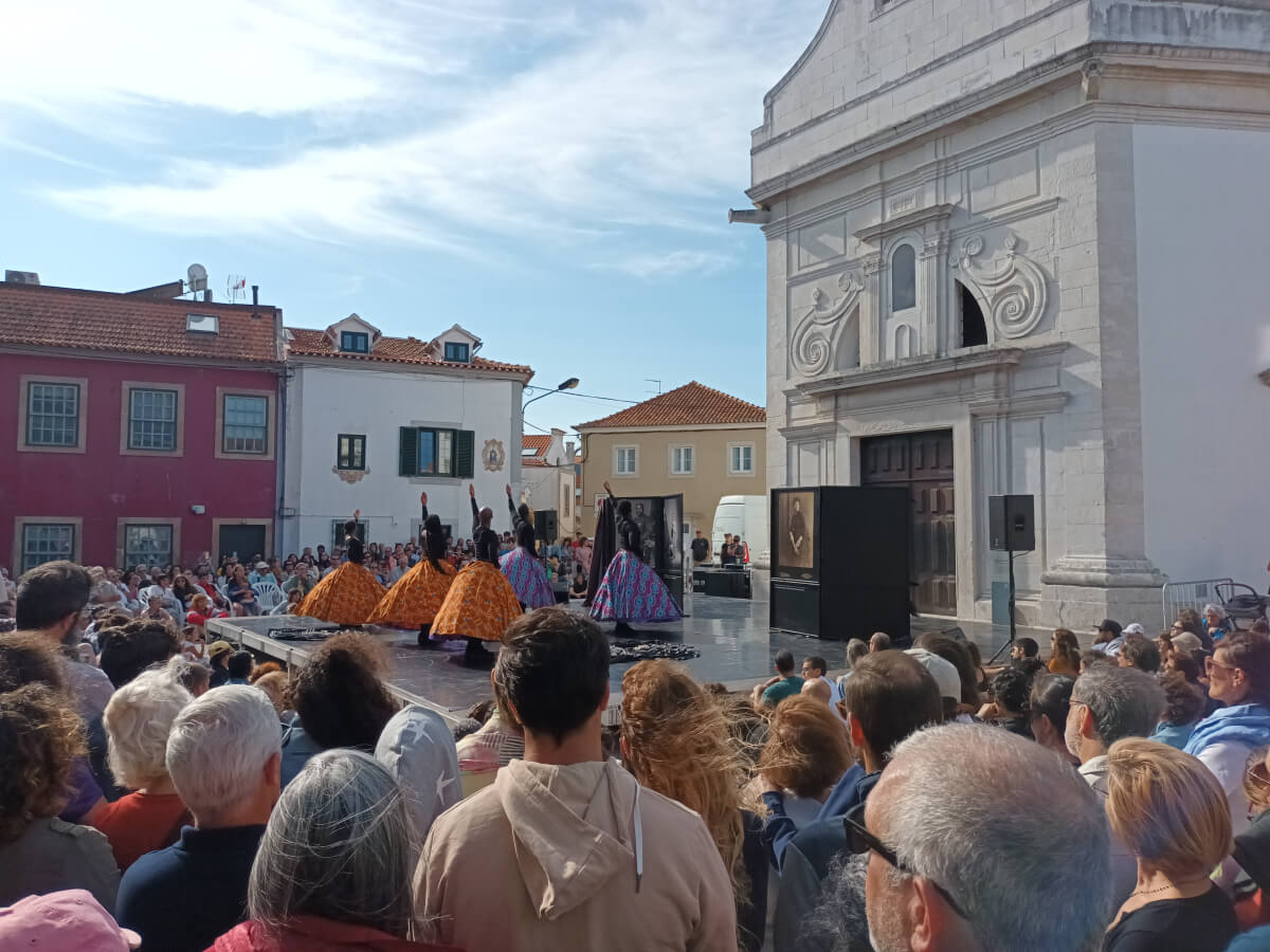 Image: The photo shows a dance performance in Aveiro's Beira-Mar neighborhood during the 2023 Canal Festival in Aveiro, Portugal.