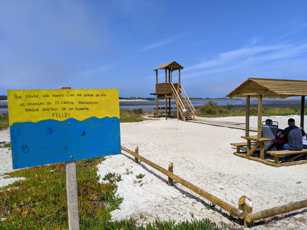 Image: The photo shows a middle-aged couple resting at an observation point on the eastern shoreline of the Aveiro estuary.