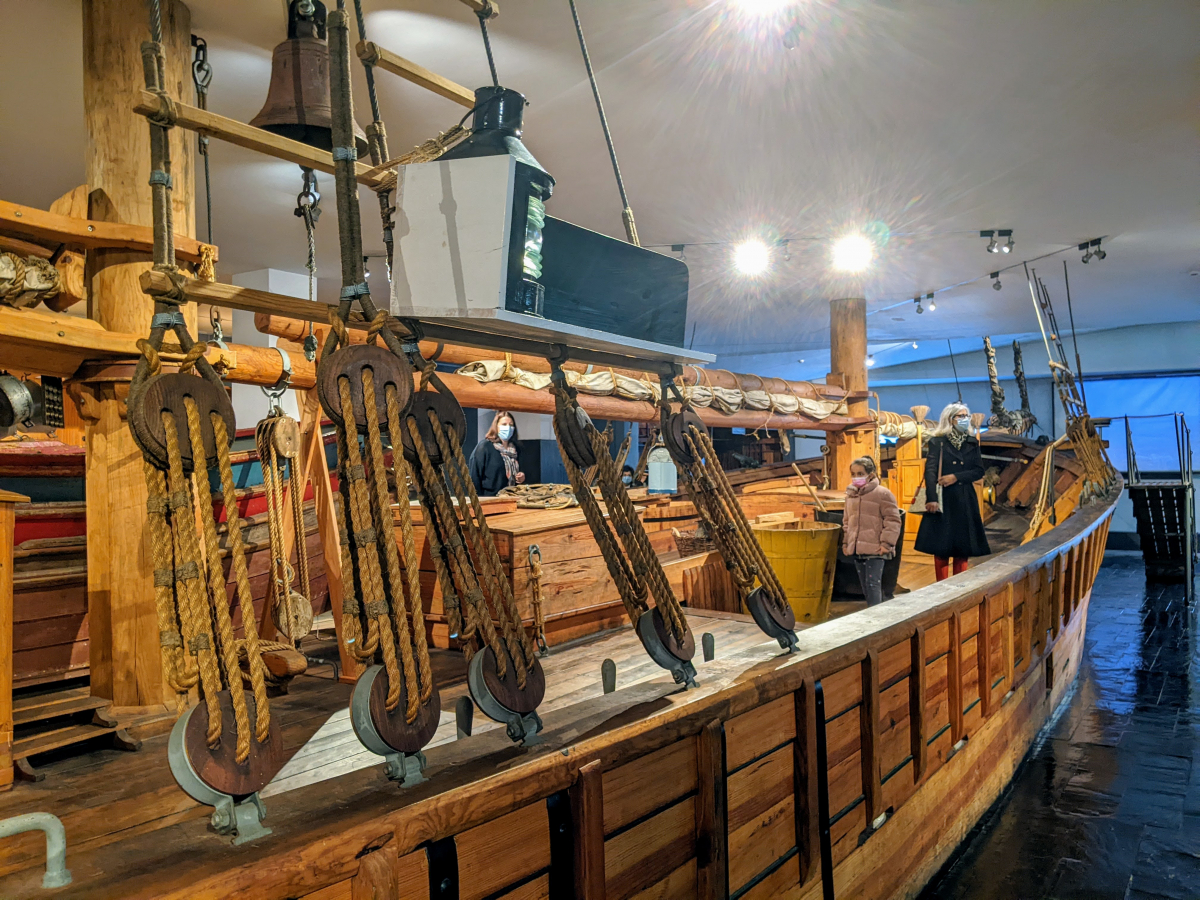 Image: The photo shows a mother and her daughter inspecting the deck of the Faina Maior, the replica of an early-20th-century cod fishing boat in the Ílhavo Maritime Museum.